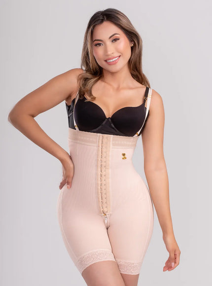 Strapless silueta de sirena con broche central media pierna